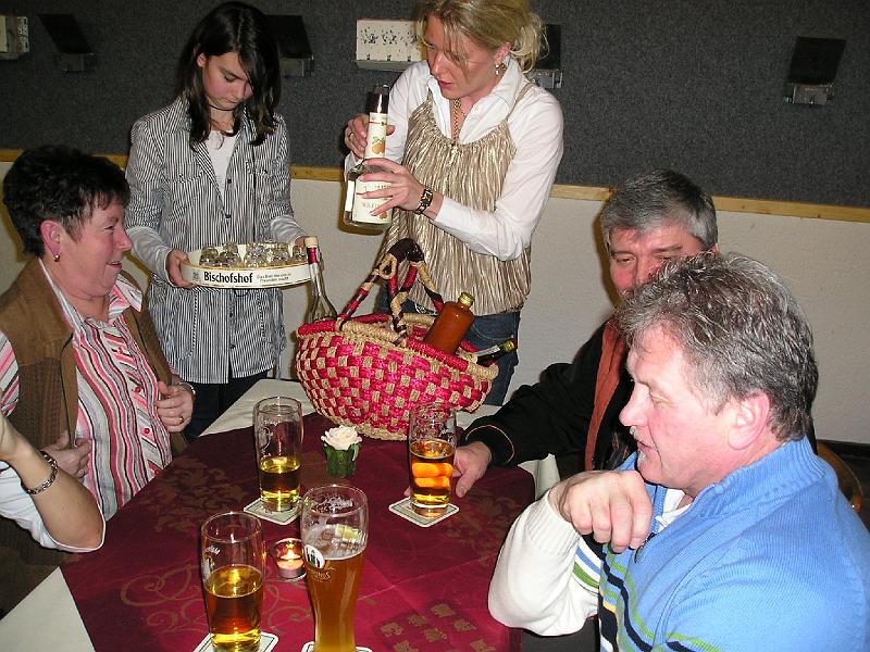 Schnapseln.JPG - A Schnapserl nach dem Essen: da freut sich nicht nur Elisabeth (links).