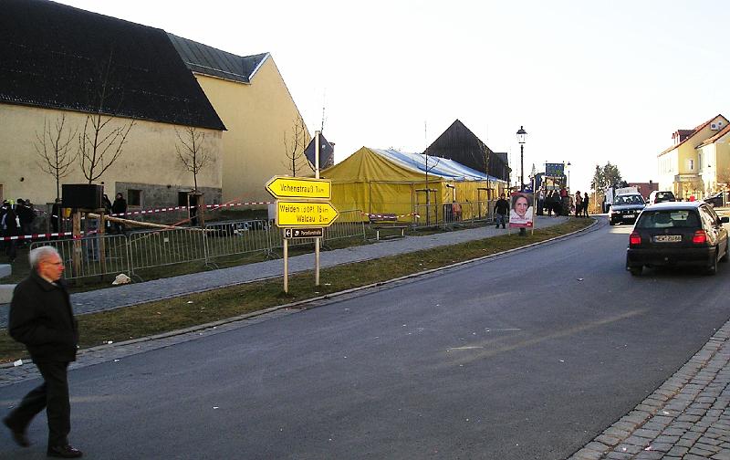 Festplatz.JPG - Der Faschingszug ist vorbei - das Festzelt lädt zum Einkehren ein.