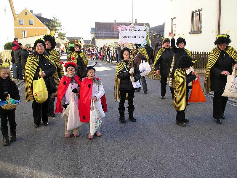 Frauenbund.JPG - Der Katholische Frauenbund in Schwarz-Gold, dazwischen Mädels mit rotem Umhang.