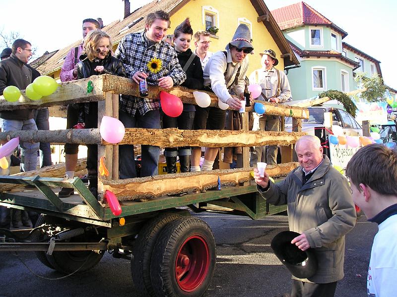 Prost.JPG - Herbert aus Trasafeld bekommt Flüssiges von den Waldauern.
