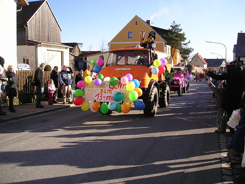 Start.JPG - Beim 13. Gaudizug hatten der Faschingsverein "Genau" mit dem Wetter Glück.