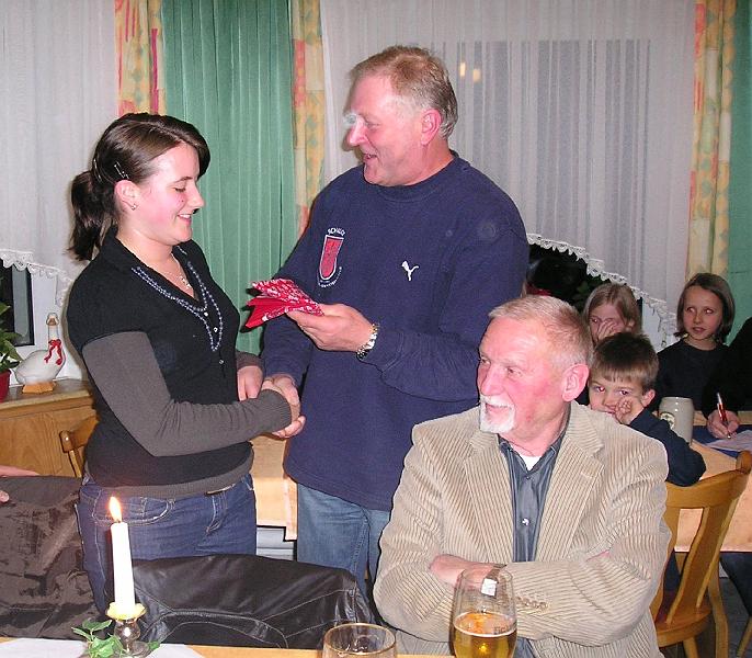 Angelika.JPG - Angelika Bäumler aus Pamsendorf (Pfreimd) wird in den Club aufgenommen.