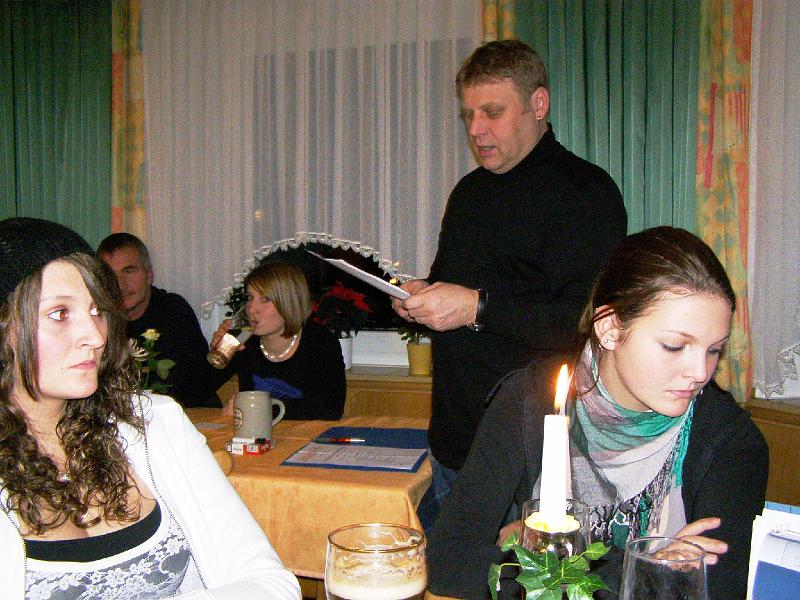 Biller.JPG - Vergnügungswart Reinhold Biller läßt das Vereinsjahr Revue passieren.