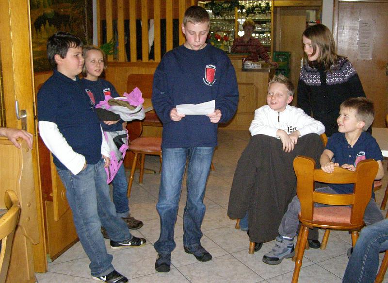 Dichter.JPG - Florians neuestes dichterisches Werk anlässlich der Clubversammlung, den Kindern gefällt's.