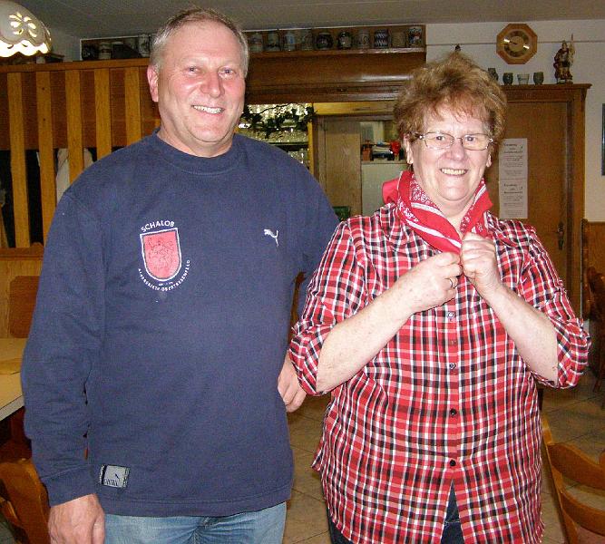 Emma_100.JPG - Die Schallmauer ist durchbrochen: Emma Vitzthum, die Wirtin des Grünen Baums, wird als 100. Mitglied des Schnupftuchclubs von Präsident Lorenz Haberkorn begrüßt.