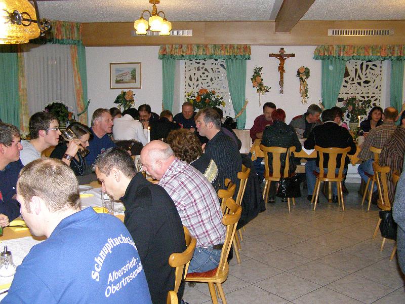 Emma_voll.JPG - Auch die Erwachsenen des Schalobs genießen vor dem Abarbeiten der umfangreichen Tagesordnung das leckere Essen.