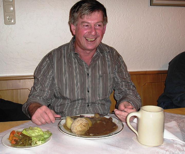 Essen_schmeckt.JPG - Kam erst später von der Schicht zur Versammlung: Erwin musste trotzdem nicht auf den köstlichen Rehbraten verzichten.
