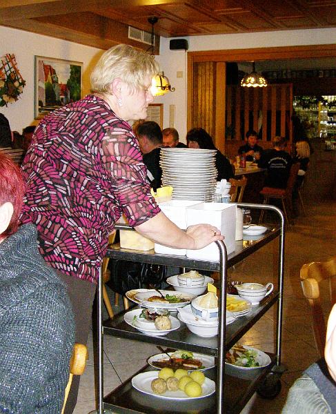 Frieda_geschirr.JPG - Frieda räumt die Reste der gemeinsamen Mahlzeit weg, die Versammlung kann nun formell beginnen.