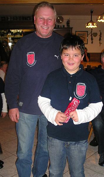 Jonas.JPG - Jonas bekommt als neues Mitglied sein Schnupftuch.