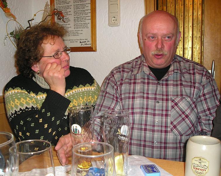 Komis.JPG - Hatte am Tag der Jahreshauptversammlung Geburtstag: Reinhold, der Wirt des Pass-Stüberls in Oberbernrieth (links seine bessere Hälfte Maria): herzlichen Glückwunsch!