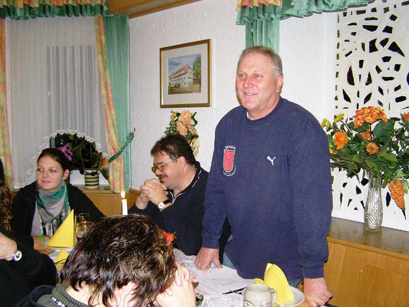 Lenz_gruss.JPG - Präsident Lorenz Haberkorn bei der Begrüßung ganz entspannt: das Gasthaus bei der Emma in Altenstadt ist voll besetzt.