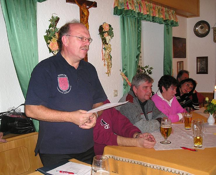 Schriftf_ber.JPG - Der Schriftfüher trägt das Protokoll der letzten Jahreshauptversammlung vor.