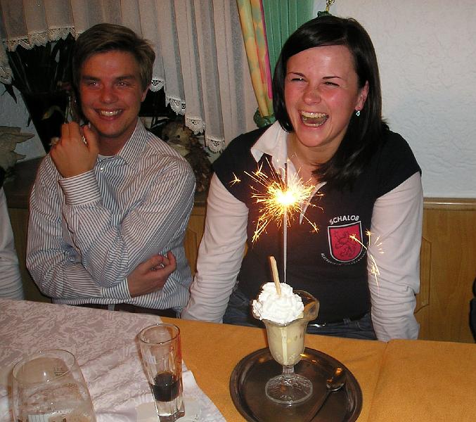 Susi.JPG - Susi wird mit einem sprühenden Eisbecher zum Geburtstag überrascht.