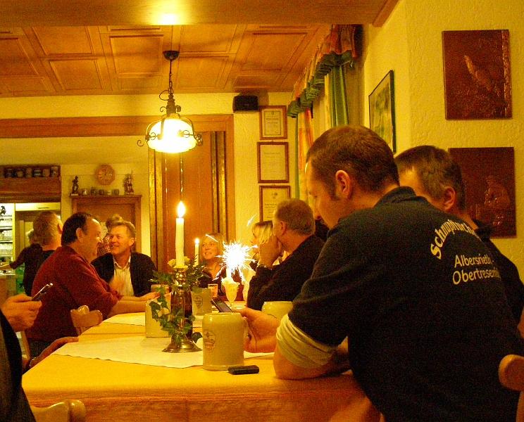 Wunderkerze.JPG - Wunderkerzen um Mitternacht: die Clubversammlung neigt sich langsam dem Ende zu.