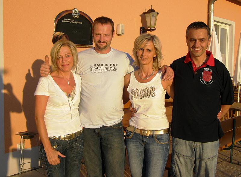 Team_taennes.JPG - Das Tännesberger-Team: Resi, Edi, Karin und Norbert (von links) überraschten in jeder Lage.