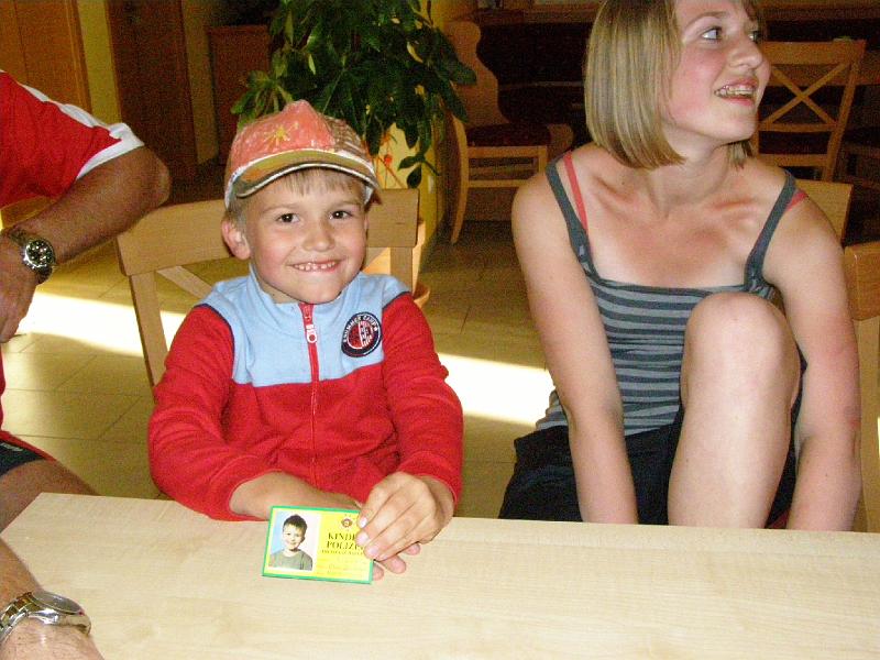 Young_Kids_Vorb.JPG - Lena trifft die letzten Vorbereitungen, ihr Bruder Michael zückt derweil den Kinder-Polizei-Ausweis.