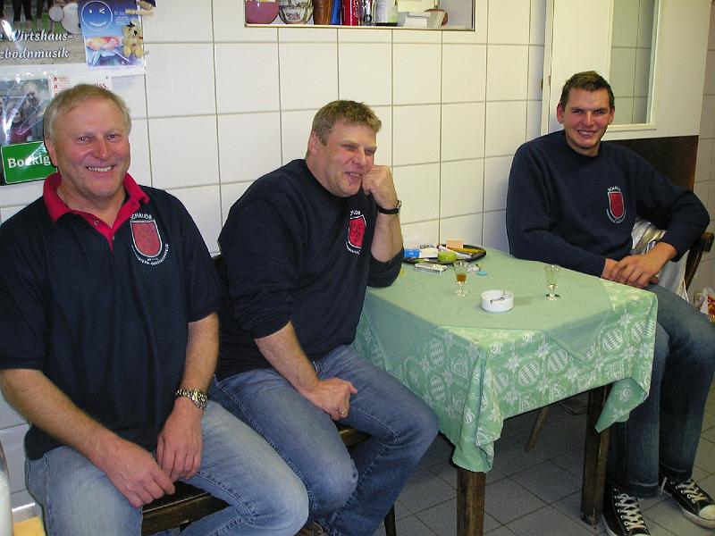 Bar_Hocker.JPG - Zum Verdauen sitzt man locker in der Thekenstube beieinander.