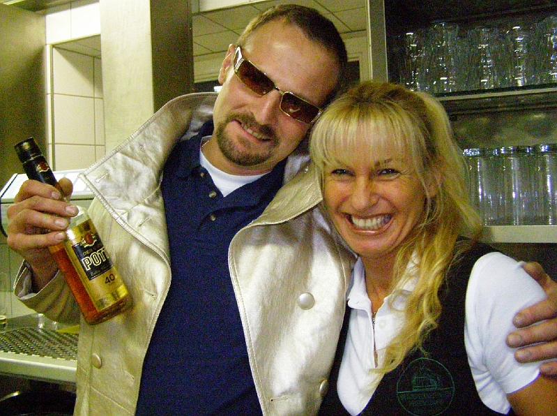 Capone_Carmen.JPG - Ganz cool: Edi "Capone" mit Carmen (und Pott 40).
