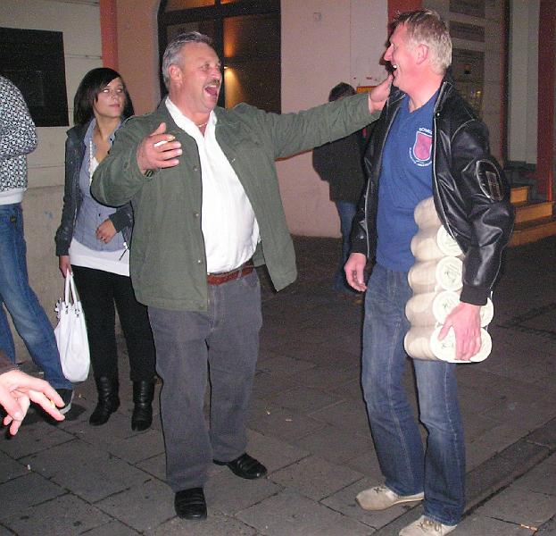 Filzltraeger.JPG - Der Häusl-Franz hat wieder genug Unterlagen für sein Häusl.