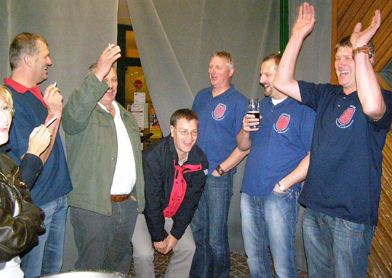 Muss_i_denn.JPG - In der Raucherzone am Eingang werden die restlichen Gäste gebührend verabschiedet.