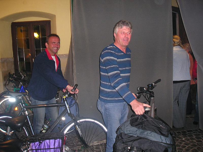 Radfahrer.JPG - Unsere Radfahrer waren schneller beim Kneitinger als der Bus. Respekt!