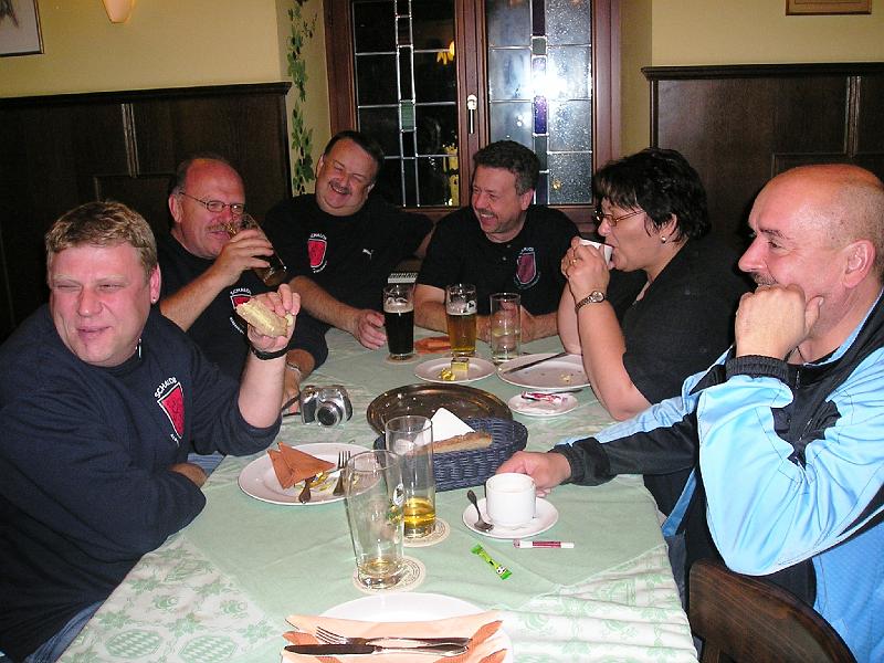 Runde_3.JPG - Busfahrer Harals (rechts) imnitten des Schalob-Haufens.