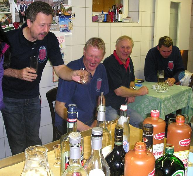 Schnaps_viel.JPG - Der Häusl-Franz hat nicht mit der Würze des Bärwurz gerechnet.