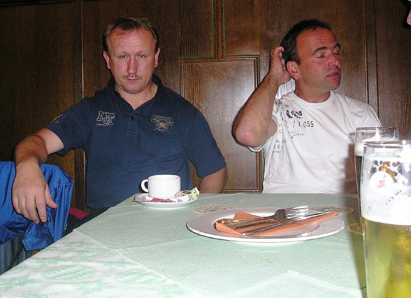 Warten_Essen.JPG - Zwischen Bier und Kaffee muss doch irgendwann mal das Essen kommen.