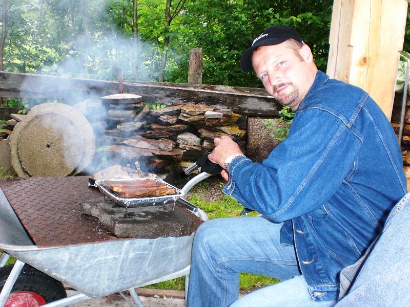 HP_02_Grillmeister_Edi.JPG - Auf dem Grill liegen keine Schlangen, oder doch?