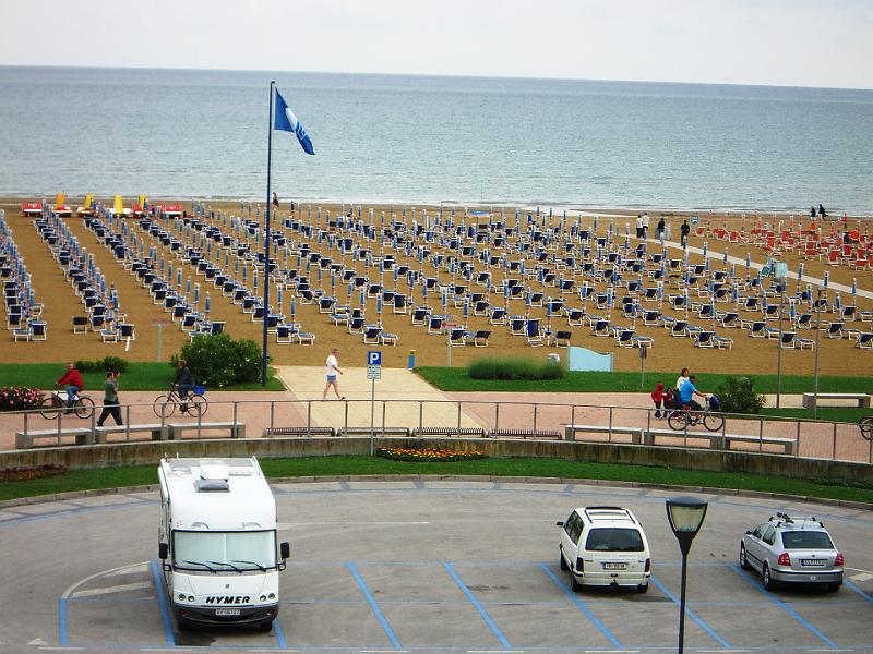 HP_039_Impressionen_aus_Bibione.JPG - Der erste Eindruck vom Strand in Bibione: viel Wasser und wenig Leute.