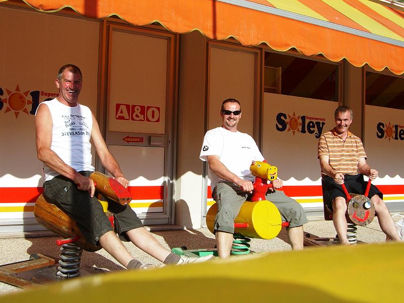 HP_059_Impressionen_aus_Bibione.JPG - Sommer, Sonne und Schaukelpferde: ein Schalober braucht zu seinem Glück nicht viel.