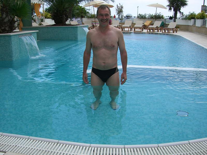 HP_111_Impressionen_aus_Bibione.JPG - Reiner bei ersten Schwimmübungen im Pool des Hotels: das Stehen im Wasser beherrscht er schon.