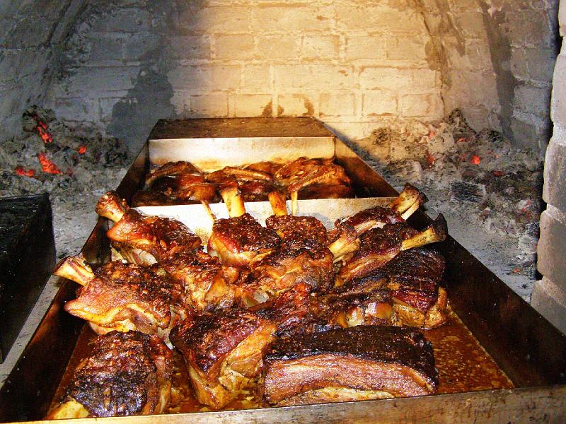 Bruzzeln.JPG - Im Komi's Backofen bruzzeln leckere Sachen.