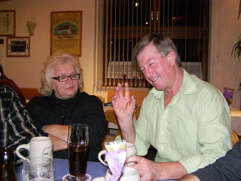 Erwin_Anita.JPG - Langsam geht die Feier zu Ende, Erwin und Anita unterhalten sich angeregt.