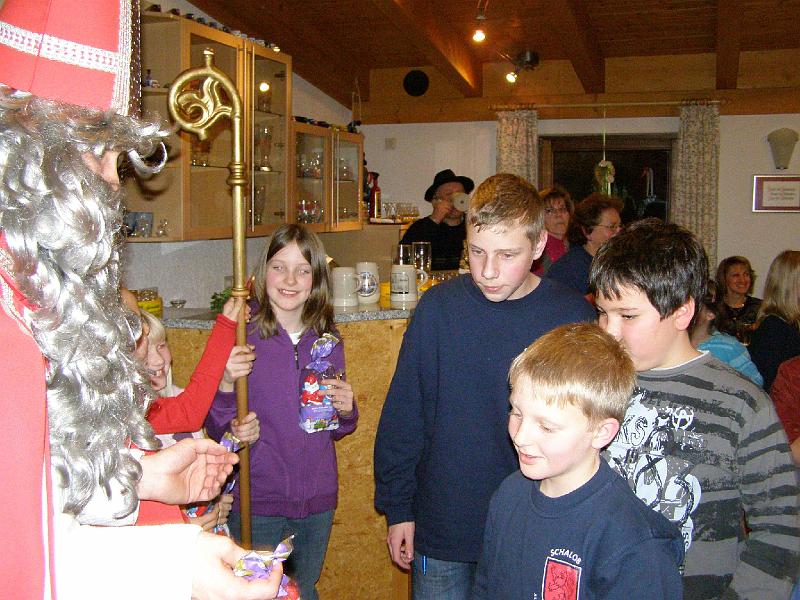 Geschenke_Jungs.JPG - Auch die jüngeren Herren des Schalob reihen sich zum Geschenke abholen ein.