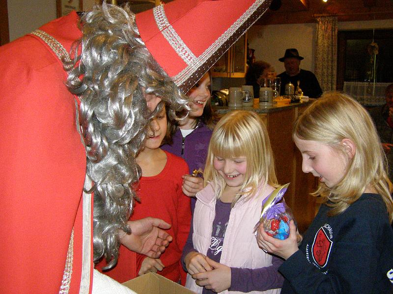 Geschenke_Kids.JPG - Darauf haben die Knder gewartet: der Nikolaus hat kleine Geschenkpackungen mitgebracht.