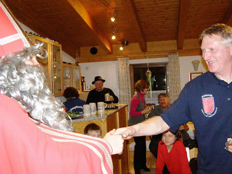 Heisl_Niko.JPG - Der Häusl-Franz wird vom Nikolaus beschenkt.