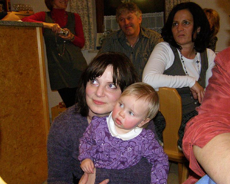 JUlia_staunt.JPG - Das jüngste Schalob-Mitglied: Julia (mit ihrer Mutter Karin) sieht den Nikolaus kommen.
