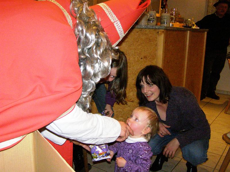 Julia_Niko.JPG - Die kleine Julia hat überhaupt keine Scheu vor dem Nikolaus.
