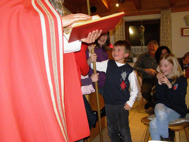Michi_Niko.JPG - Der Nikolaus läßt den quirligen Fahrradfahrer Michael aus Fiedlbühl nach vorne kommen.