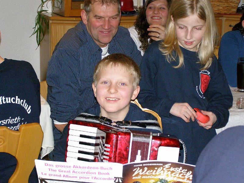 Musiker.JPG - Nikolas spielte den Nikolaus herein und wieder hinaus.