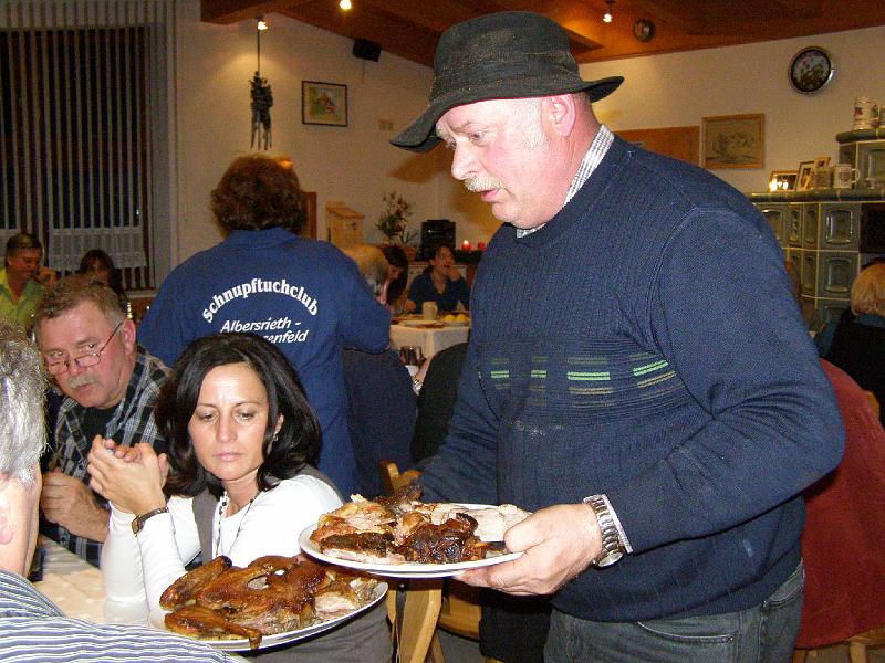 Nachschub.JPG - Es ist angerichtet: Vereisnwirt Reinhold Kominowski bringt Leckeres auf die Tische.