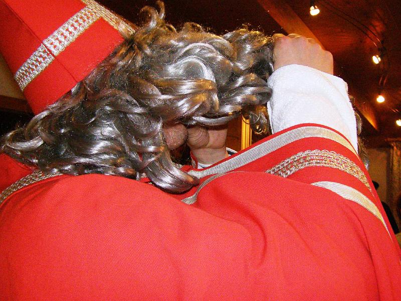 Niko_trinkt.JPG - Auch ein Nikolaus genießt mal ein Stamperl Schnaps.