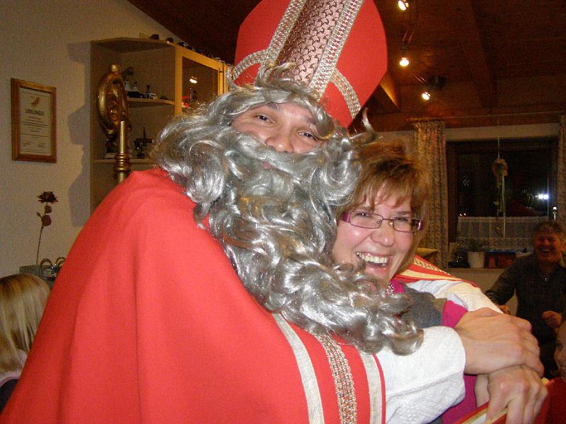 Renate_Niko.JPG - Fotoreporterin Renate verschwindet fast im Rauschebart des Nikolaus.