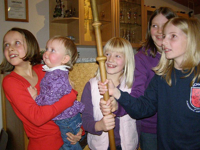 Stabhalter_2.JPG - Der Nikolaus ist da, die Mädels dürfen den Stab halten.