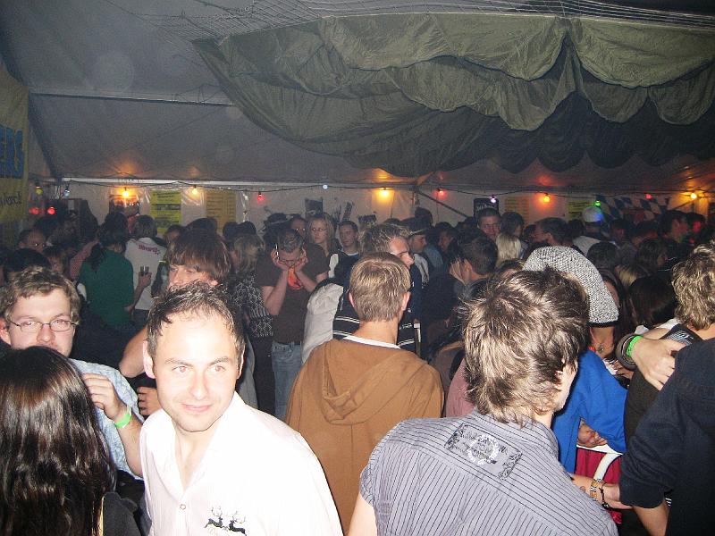 Bar_voll.JPG - Dichtes Gedränge in der Zeltbar.