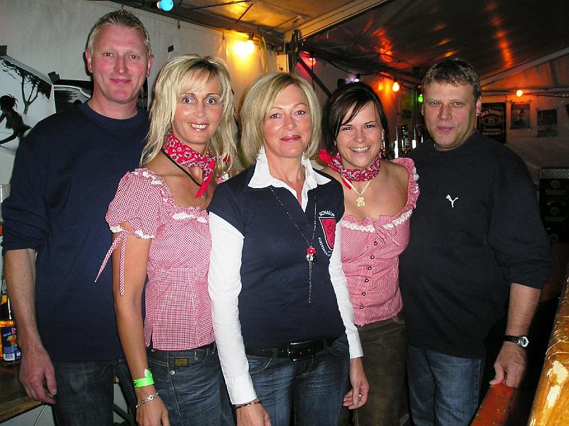 Barteam.JPG - Auch die Barmannschaft ist bestens vorbereitet.