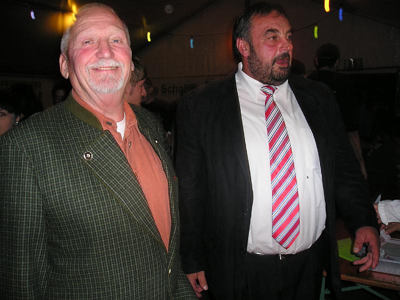 Bgm_kommen.JPG - Die Bürgermeister der Stadt Vohentrauß und der Marktgemeinde Waldthurn machen sich auf dem Weg zum Bierzapfen.