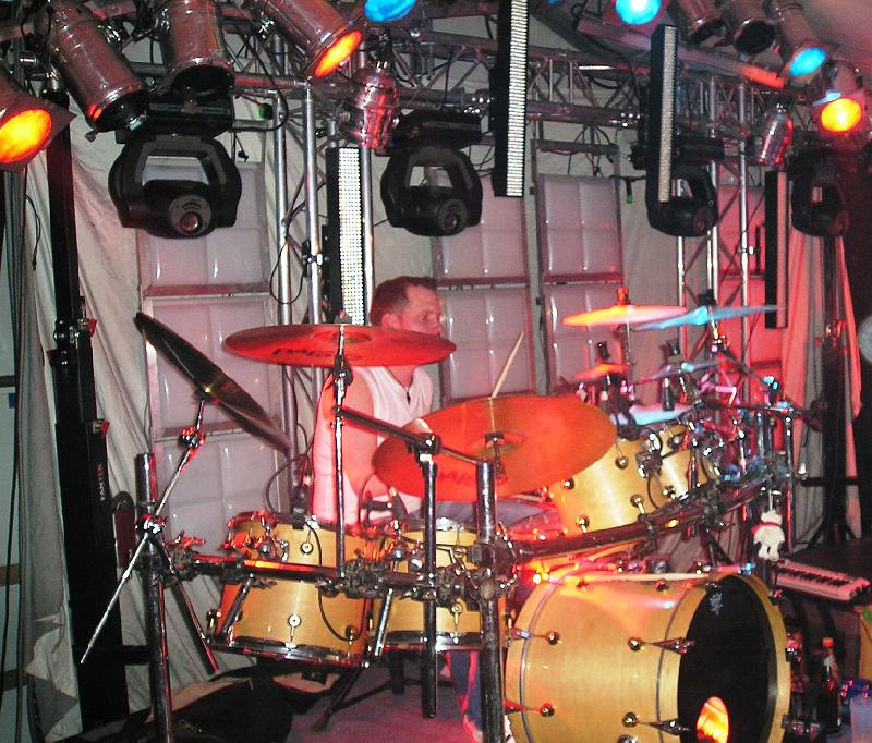 Daniel.JPG - Daniel zieht auf seinen Drums kräftig vom Leder.