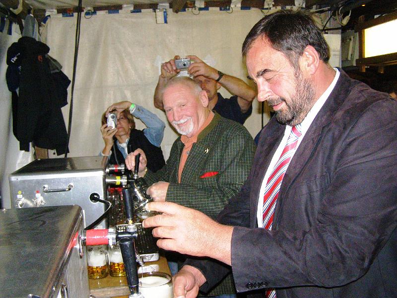 Fr_Ozapfn.JPG - Die Bürgermeister Horst Frötschl und Josef Beimler (rechts) beherrschen die Zapfanlage.